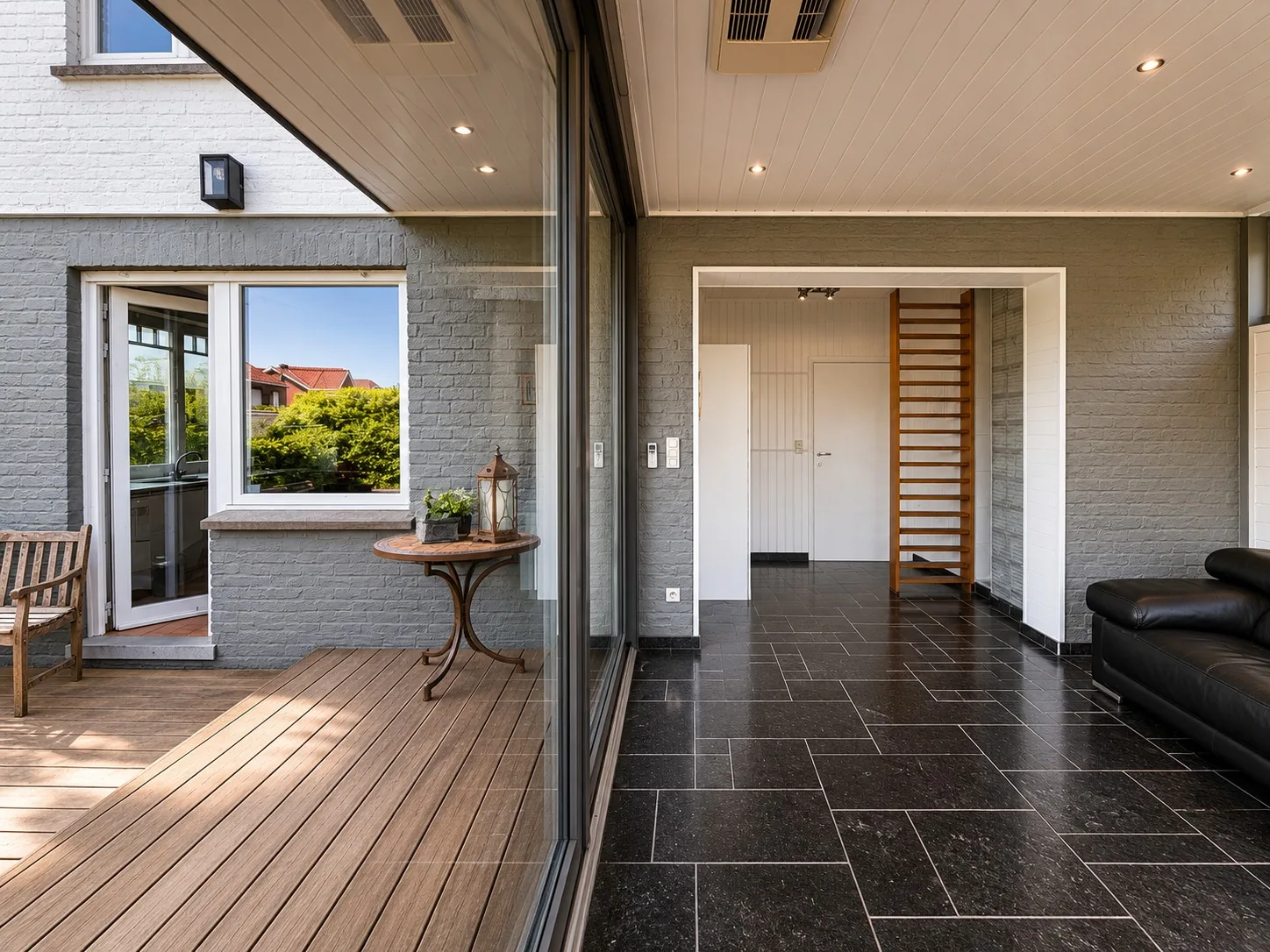 Veranda met schuifraam naar terras
