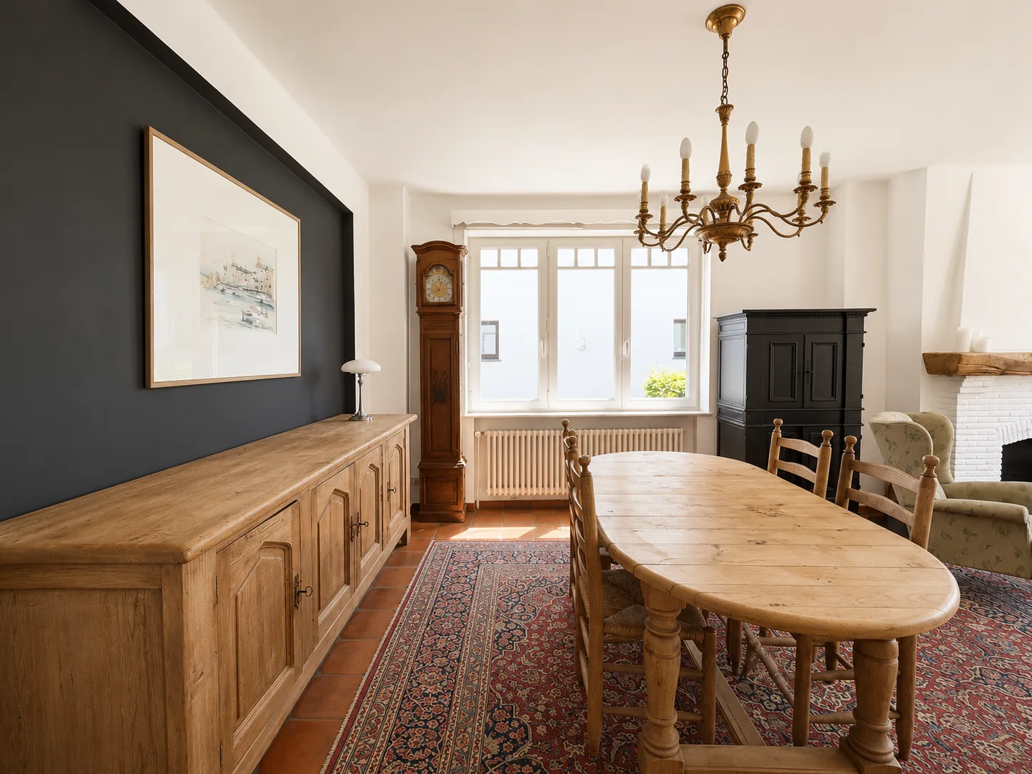 Eetruimte met houten tafel