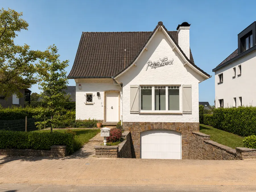 Voorgevel met garage en voortuin