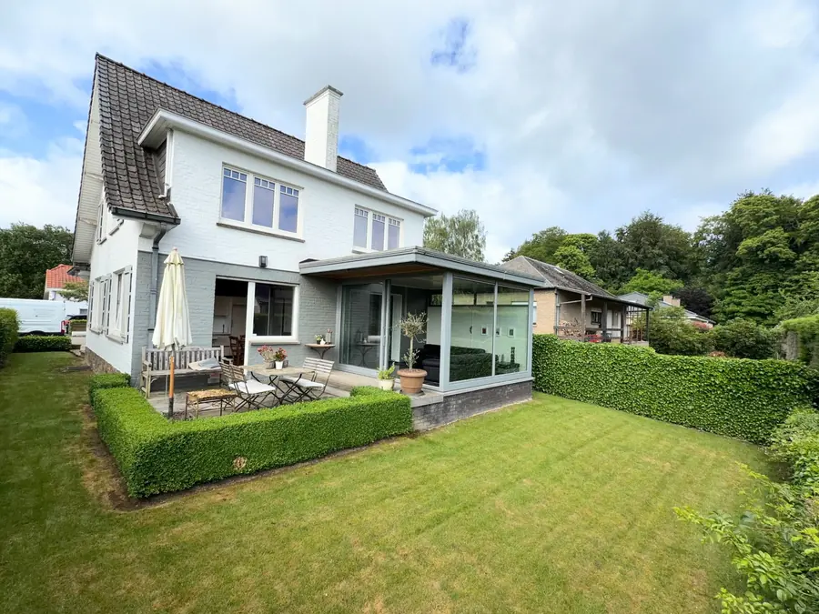 Achtergevel met tuin en veranda