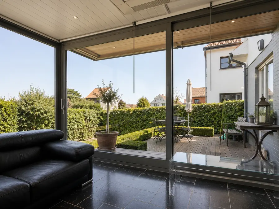 Veranda met zicht op terras en tuin