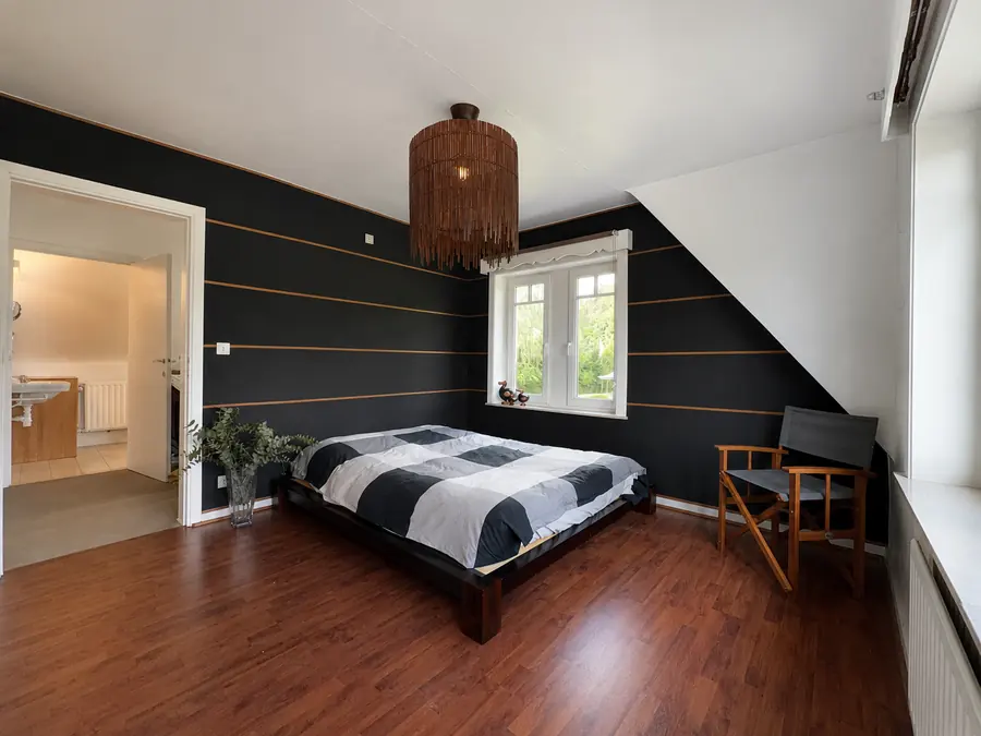 Slaapkamer met aansluitende badkamer
